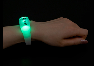 光るオーロラブレスレット